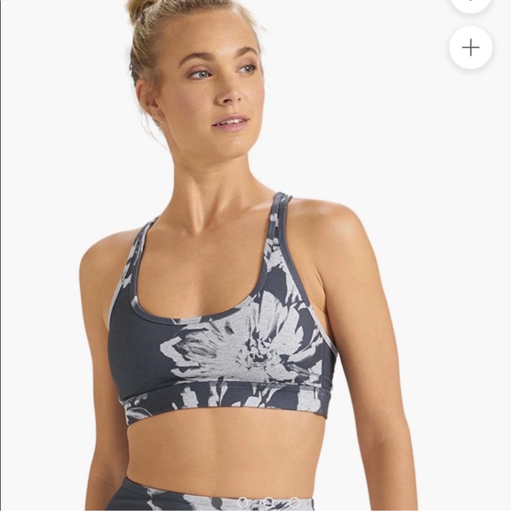 Vuori sports bra size small